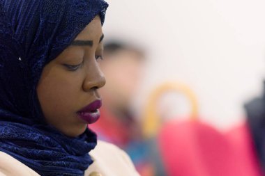 Güzel Afro-Afrikalı Müslüman öğrenci. Dikkatlice dinle.