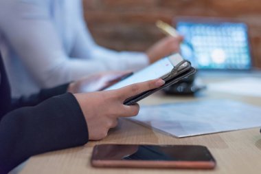 Teknolojiyle bağlantılı olarak çalışan çok ırklı iş adamları