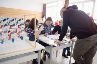 Erkek mimari profesörü, çok ırklı stuya dersi açıklıyor
