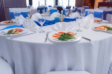 Yemek ve tam set hazırlık ile restoranda masa ve sandalyeler