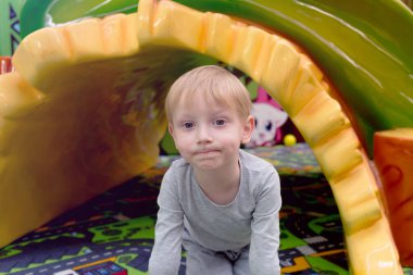 Çocuk yeni çocuk parkında oynuyor. Avrupa 'da dört yıl 