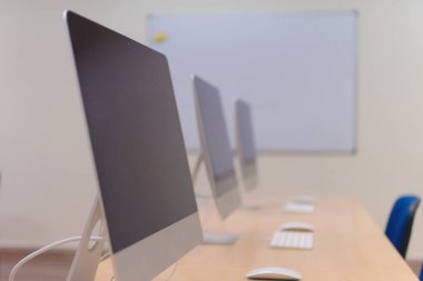Masalarda bilgisayar ların olduğu modern ofis. Co boş bilgisayar odası