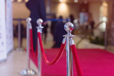 Kırmızı ipli gümüş direkler. Bariyer, kapalı Vip alanı, p