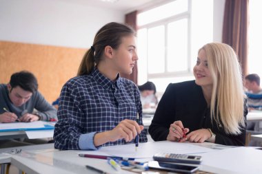 Kadın Mimarlık öğretmeni iş başında. Kadın profesör açıkla.