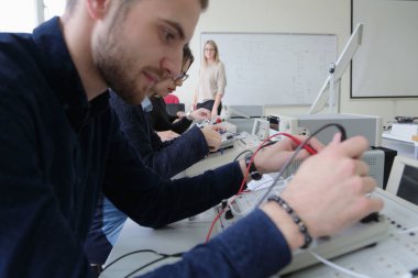 Teknik meslek eğitimi alan bir grup genç öğrenci