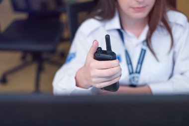 Güvenlik görevlisi Ro 'daki modern güvenlik kameralarını izliyor.