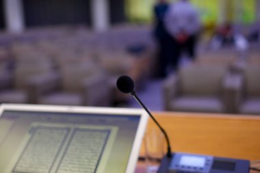 İş konfeksiyonu sırasında konferans salonunda mikrofonlar ve monitörler