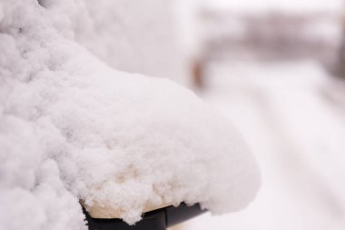 Sokak tarafında park halindeki arabalar karla kaplıydı. Kar altında araba