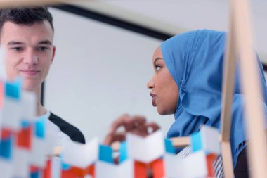 Güzel kadın üniversite mimarisi Afrikalı Amerikalı öğrenci