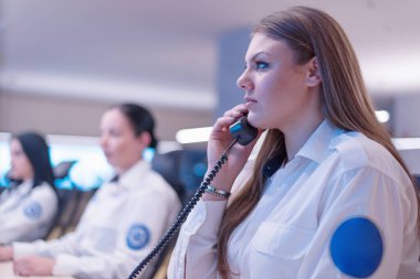 Güvenlik görevlisi Ro 'daki modern güvenlik kameralarını izliyor.