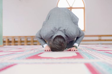 Dindar Müslüman adam caminin içinde dua ediyor..