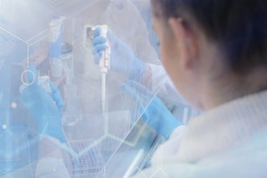 Laboratuvarda deney tüpleriyle çalışan iki genç bilim adamı...