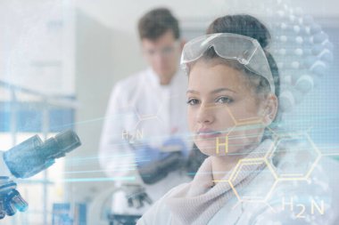 Laboratuvarda test tu ile çalışan bir grup genç bilim adamı.