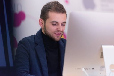 Programlama. Ofisteki bilgisayarda çalışan bir adam.