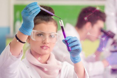 Laboratuvarda test tu ile çalışan bir grup genç bilim adamı.