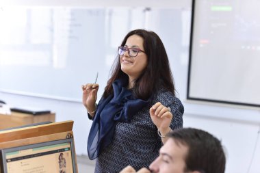 Bayan profesör öğrencilere açıkla ve onlarla iletişim kur.