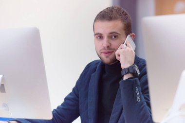 Modern bilgisayarda çalışan genç bir iş adamı. İş adamı.