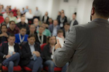 İş konferans odasında halka açık genç iş adamı
