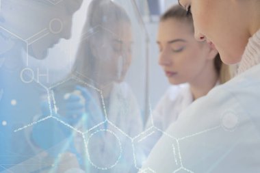 Laboratuvarda deney tüpleriyle çalışan iki genç bilim adamı...