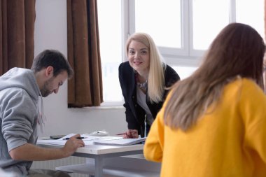 Kadın Mimarlık öğretmeni iş başında. Kadın profesör açıkla.