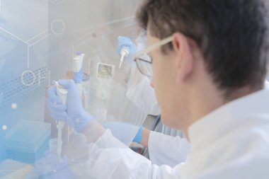 Laboratuvarda deney tüpleriyle çalışan iki genç bilim adamı...