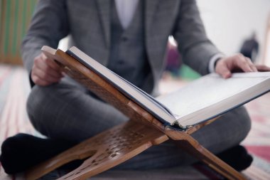 Dindar genç hafiz müslüman adam caminin içinde dua ediyor.