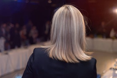 İş konferans odasında halka arz edilen genç bir iş kadını.