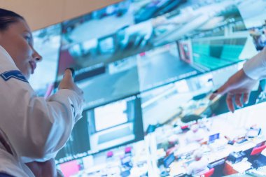 Güvenlik görevlisi Ro 'daki modern güvenlik kameralarını izliyor.