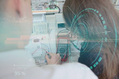 Teknik meslek eğitiminde iki genç öğrenci, ders... 