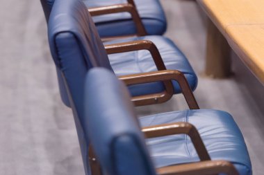 Konferans salonu ya da seminer odası, oditoryumdaki boş koltuk sırası.