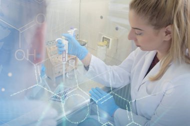 Laboratuvarda deney tüpleriyle çalışan iki genç bilim adamı...