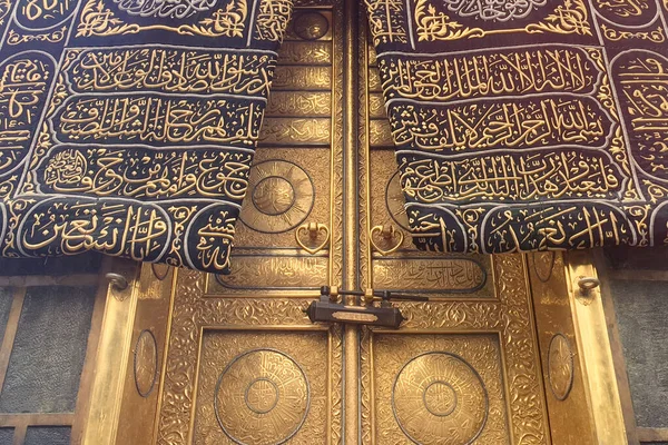 Mekka, Arabia Saudyjska-wrzesień 2019. Drzwi połączenia Kaaba — Zdjęcie stockowe