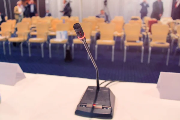 Vista frontal de los micrófonos durante la conferencia de negocios en conf —  Fotos de Stock
