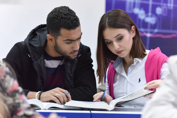 Jovens Estudantes Olhar Para Livros Aprendendo Dentro Sala Aula Moderna — Fotografia de Stock