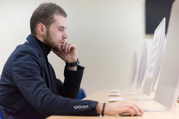 Joven hombre de negocios trabajando en la computadora moderna. Empresario u — Foto de Stock