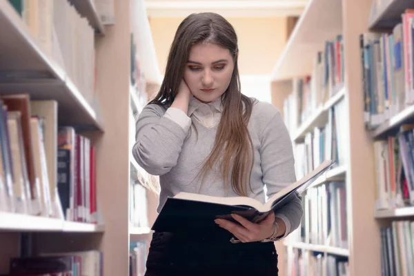 Hermosa mujer adulta estudiante internacional pasar un descanso en u — Foto de Stock