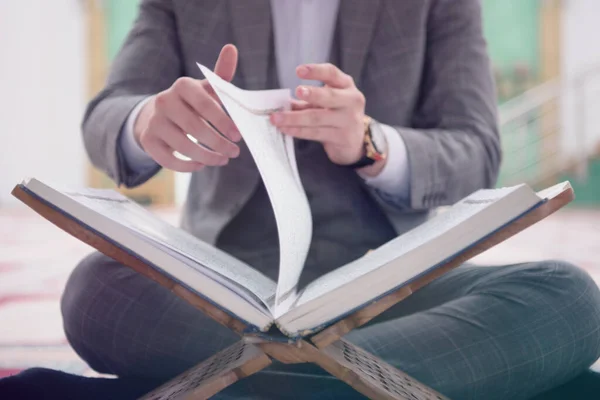 종교적 인 젊은 하피즈 회교도 청년 이사원 안에서 기도하고 있으며 , R. — 스톡 사진