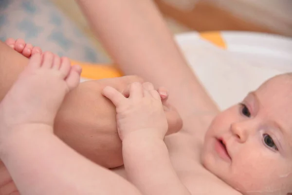 漂亮的三个月大的女婴在家里和妈妈一起洗澡，欧洲小孩. — 图库照片