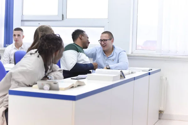 Vita degli studenti nel campus Ritratto di studentessa universitaria — Foto Stock