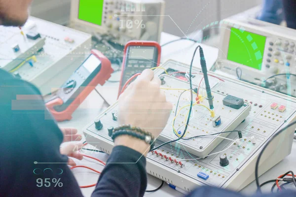 Zwei junge Studenten in der technischen Berufsausbildung, die Lektion — Stockfoto