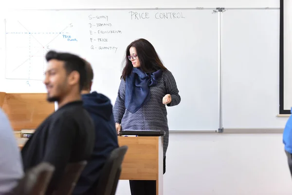 Professorin erklärt Studenten Lektion und interagiert mit ihnen — Stockfoto