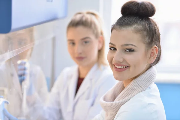 Due giovani scienziate del Laboratorio Femminile che lavorano in laboratorio con test t — Foto Stock