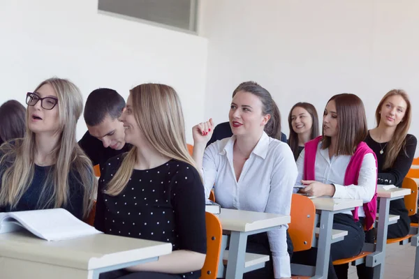 Estudantes universitários ouvindo enquanto professor masculino explicar lesso — Fotografia de Stock