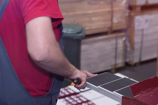 Trabajador en su taller de carpintería de pie orgulloso frente a la — Foto de Stock