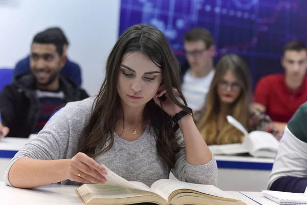 Studenten leven op de campus.Portret van vrouwelijke studenten — Stockfoto