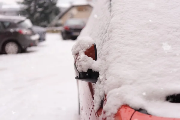 通り側には雪に覆われた車が駐車していた。雪の下の車 — ストック写真