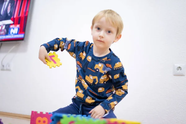 Niño preescolar jugando con bloques de juguetes coloridos. Niño jugando —  Fotos de Stock