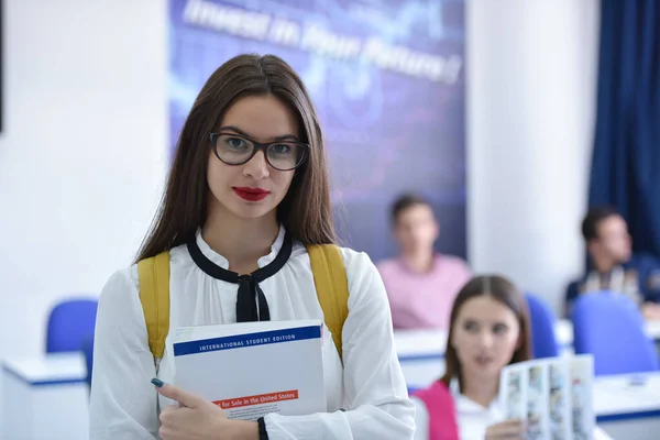 Stresszes fiatal női hallgató az iskola közgazdaságtan érzés fru — Stock Fotó