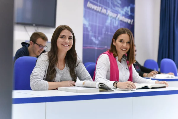 Studenti život na kampusu. Portrét studentky s — Stock fotografie