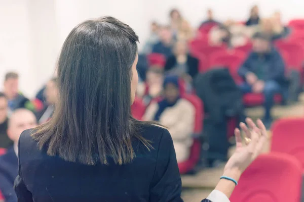 Pretty young businesswoman, teacher or mentor coach speaking to — Stock Photo, Image